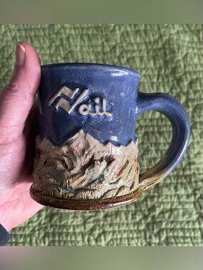 JOHN HANSEN STUDIO SIGNED VTG VAIL MOUNTAINS HAND THROWN 3D POTTERY COFFEE MUG